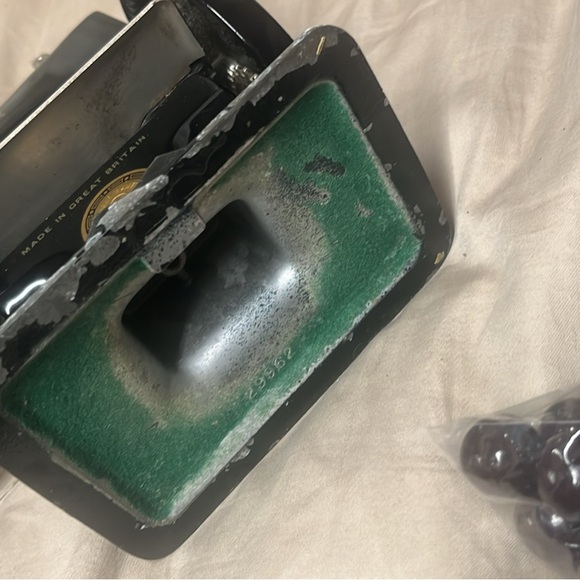 Singer Miniature Sewing Machine - Picture 8 of 8